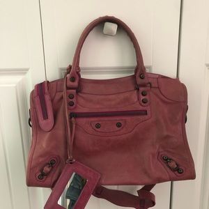 Pink balenciaga city look like bag